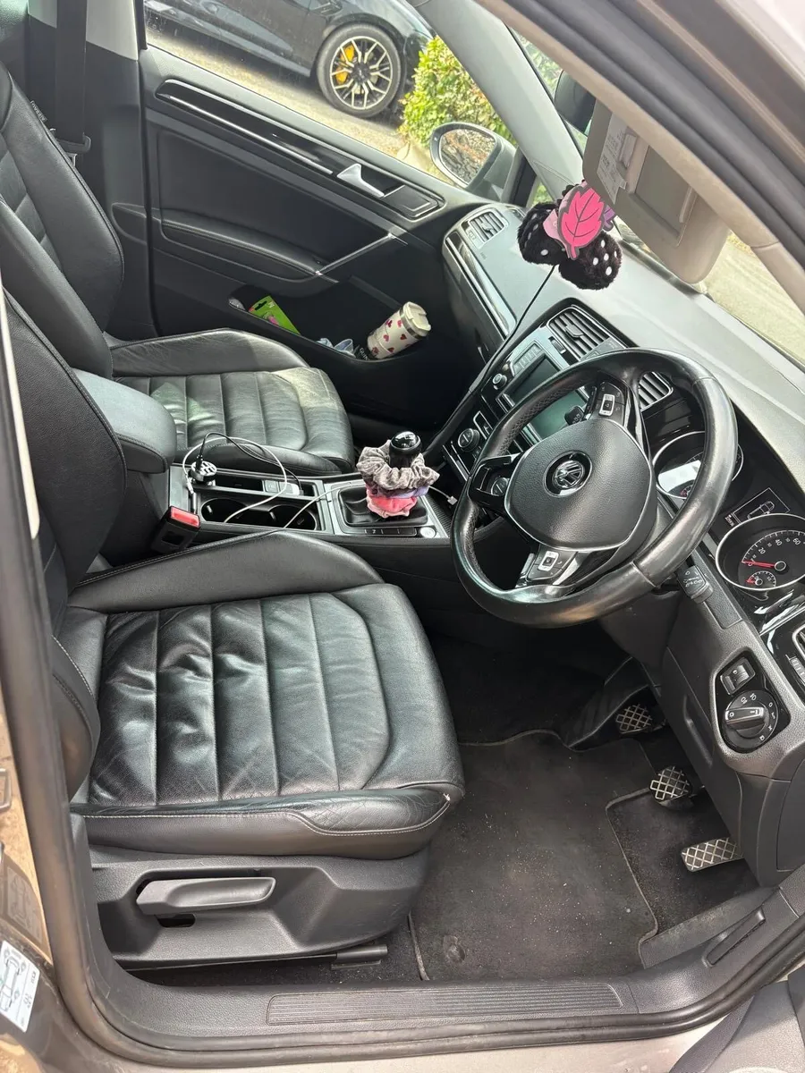 Volkswagen Golf 1.6 TDI Leather & CarPlay - Image 5