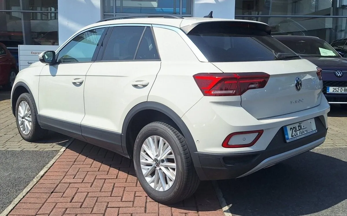Volkswagen T-Roc Life 2.0 TDI 116HP **REAR VIEW CA - Image 2
