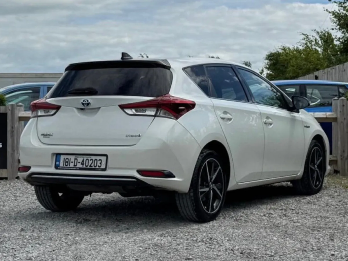 Toyota Auris Hybrid Luna Sport 4DR Auto - Image 6