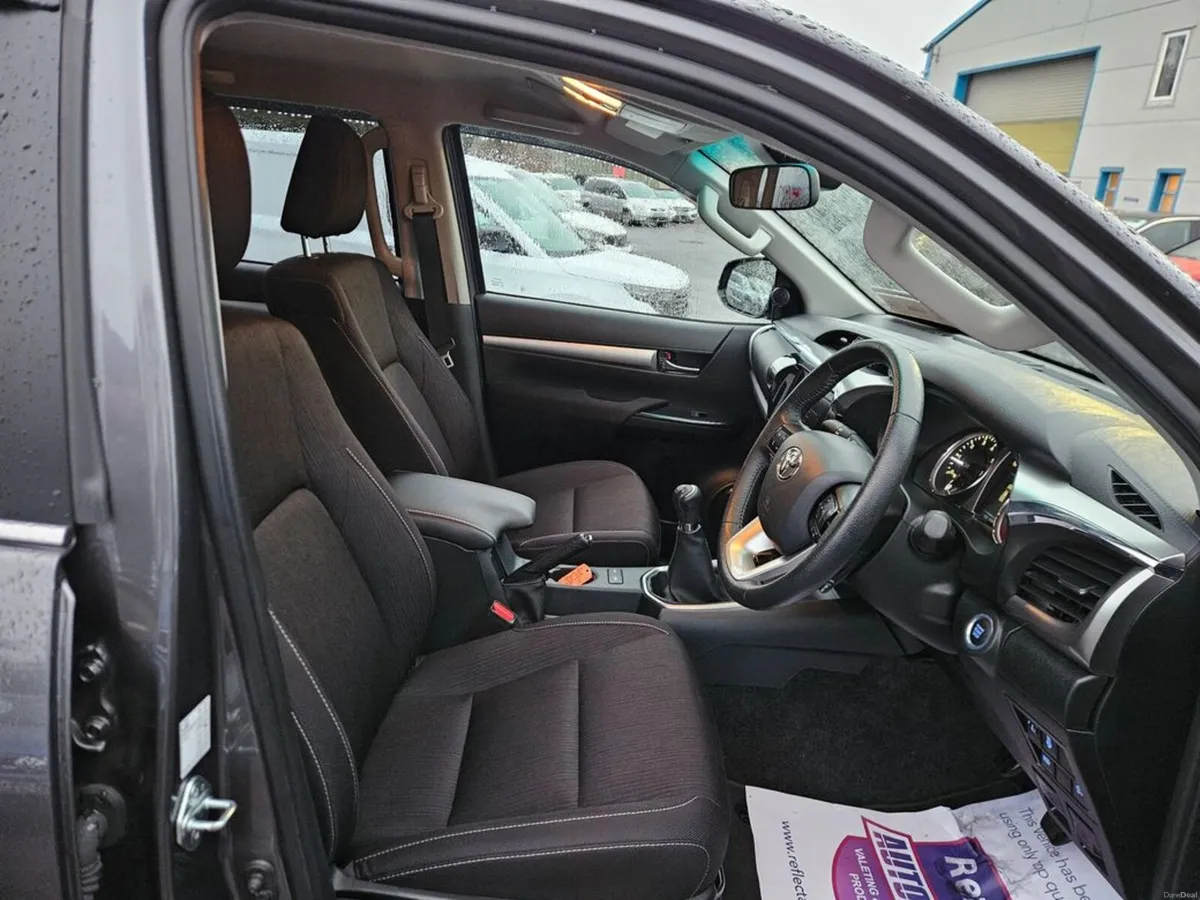 Toyota Hilux 2.8 SR5 Double CAB - Image 6