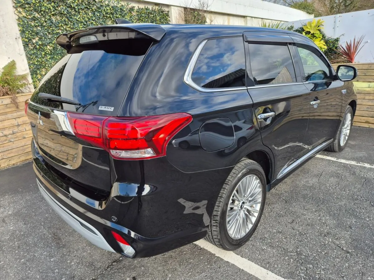 Mitsubishi Outlander 2.4 PHEV / INTENSE SAFETY PAC - Image 5