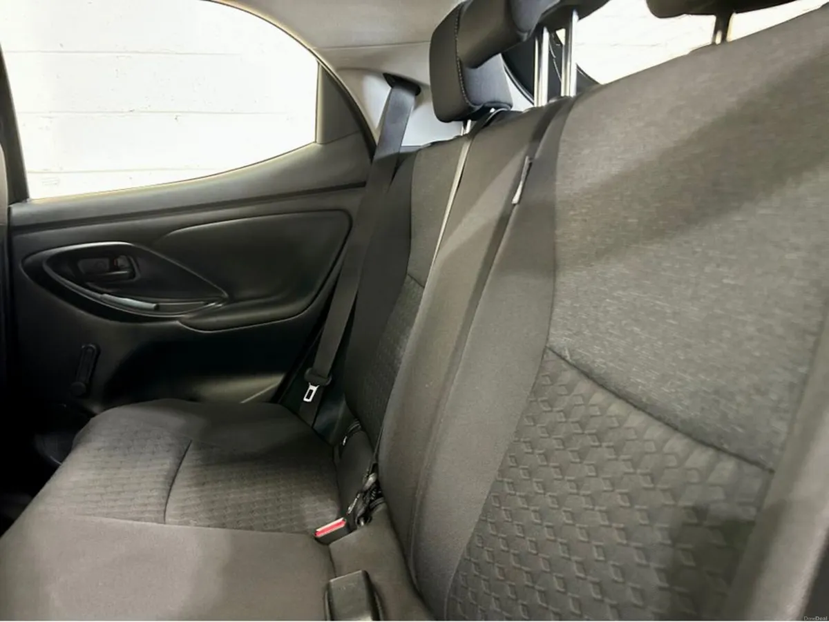 Toyota Yaris 1.5 HYBRID LUNA 4DR AUTO - Image 4