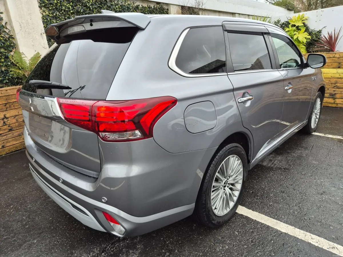 Mitsubishi Outlander 2.4 PHEV / INTENSE SAFETY PAC - Image 5