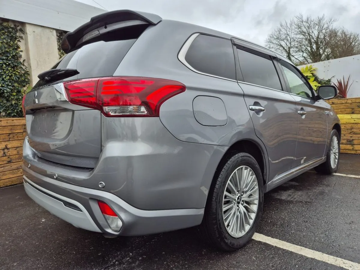 Mitsubishi Outlander 2.4 PHEV / INTENSE SAFETY PAC - Image 6