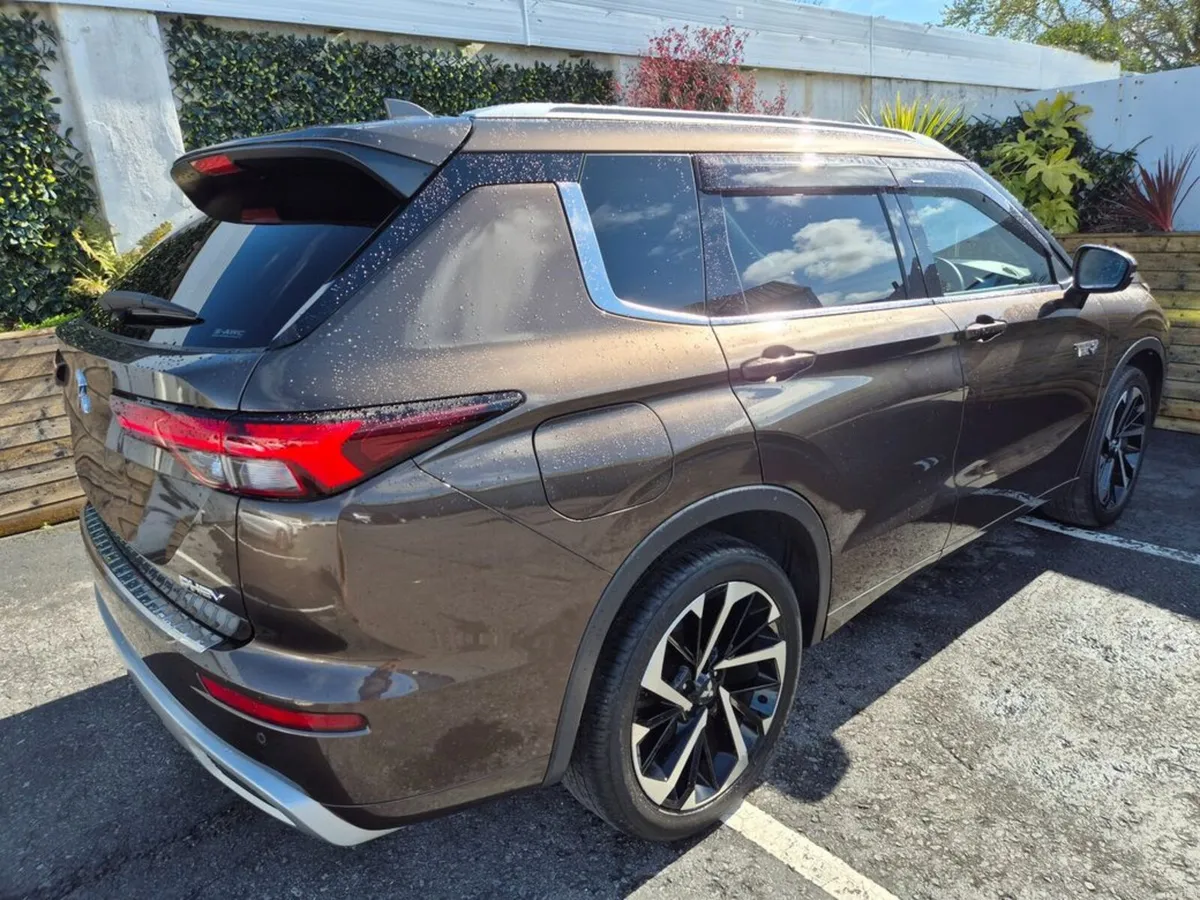 Mitsubishi Outlander 2.4 PVEV / 7 SEATER / EXCEED - Image 4