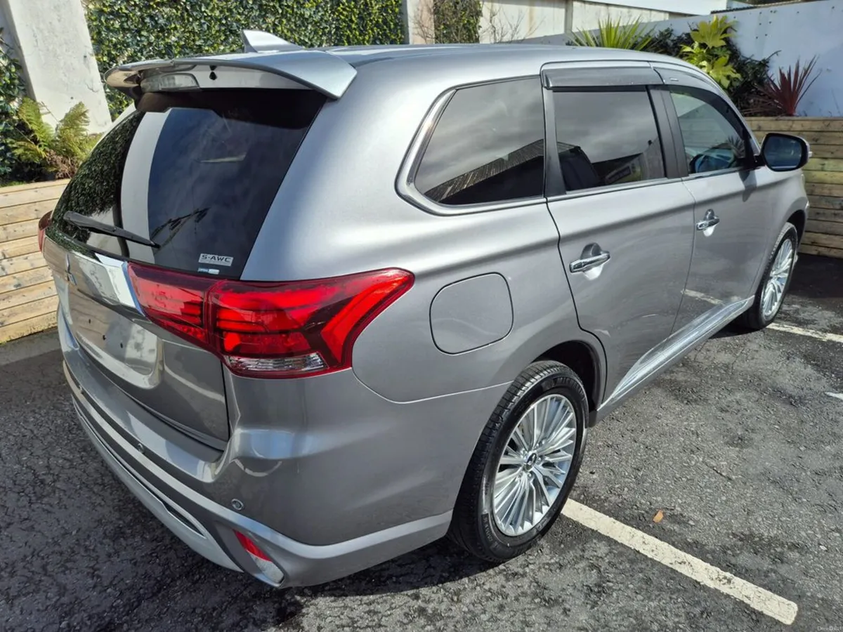 Mitsubishi Outlander 2.4 PHEV / INTENSE SAFETY PAC - Image 6