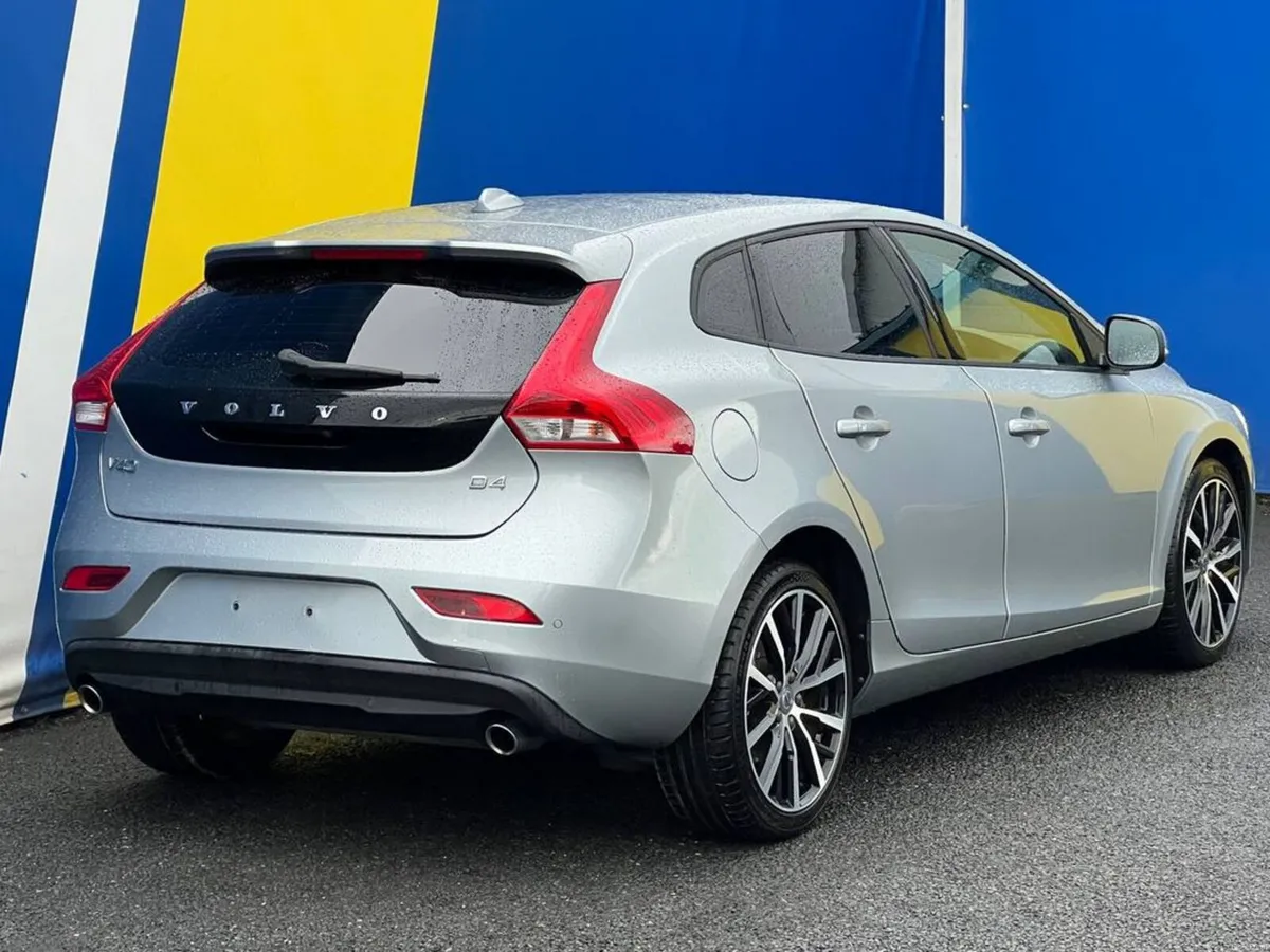 Volvo V40 D4 AUTO DYNAMIC EDITION 2.0 D // HEATED - Image 5