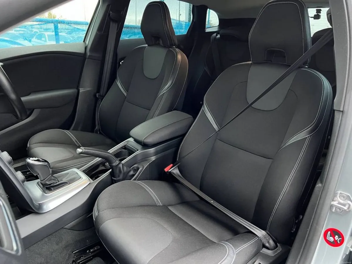 Volvo V40 D4 AUTO DYNAMIC EDITION 2.0 D // HEATED - Image 6