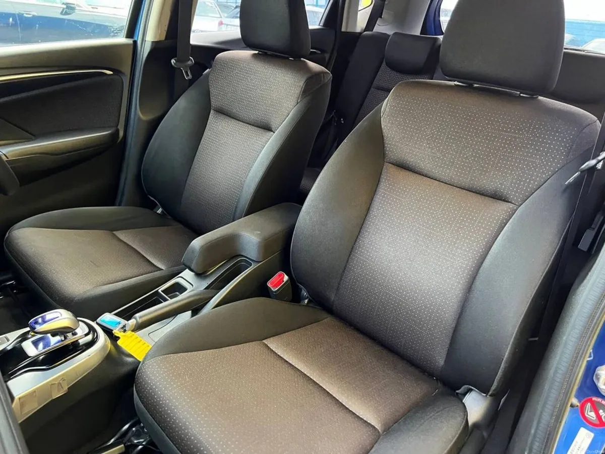 Honda Fit F-PACKAGE 1.5 HYBRID // 14" ALLOYS // RE - Image 6