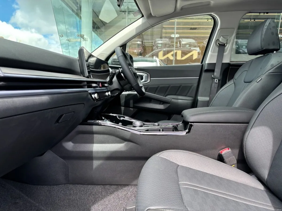 Kia Sorento 2.2 Diesel 2WD ( 7 Seats ) (3.9% APR f - Image 4