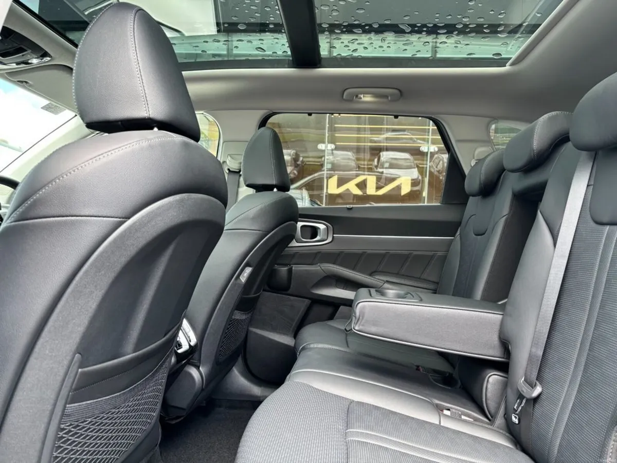 Kia Sorento 2.2 Diesel 2WD ( 7 Seats ) (3.9% APR f - Image 6