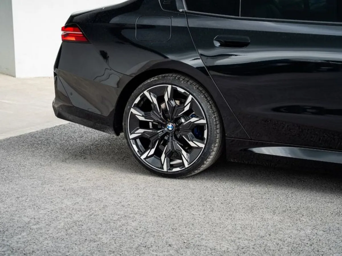 BMW 5-Series 530E M SPORT - Image 4
