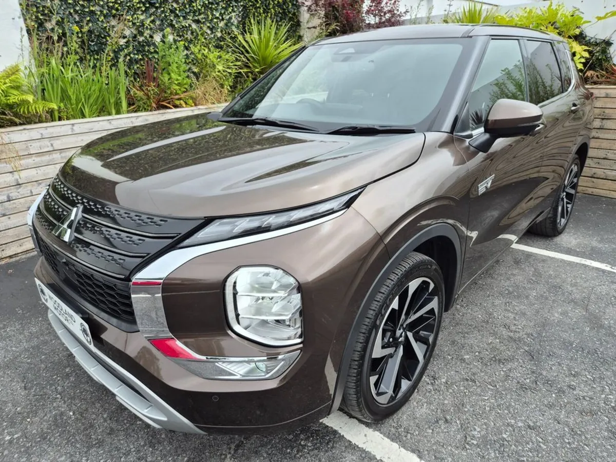 Mitsubishi Outlander 2.4 PVEV / 7 SEATER / EXCEED - Image 2