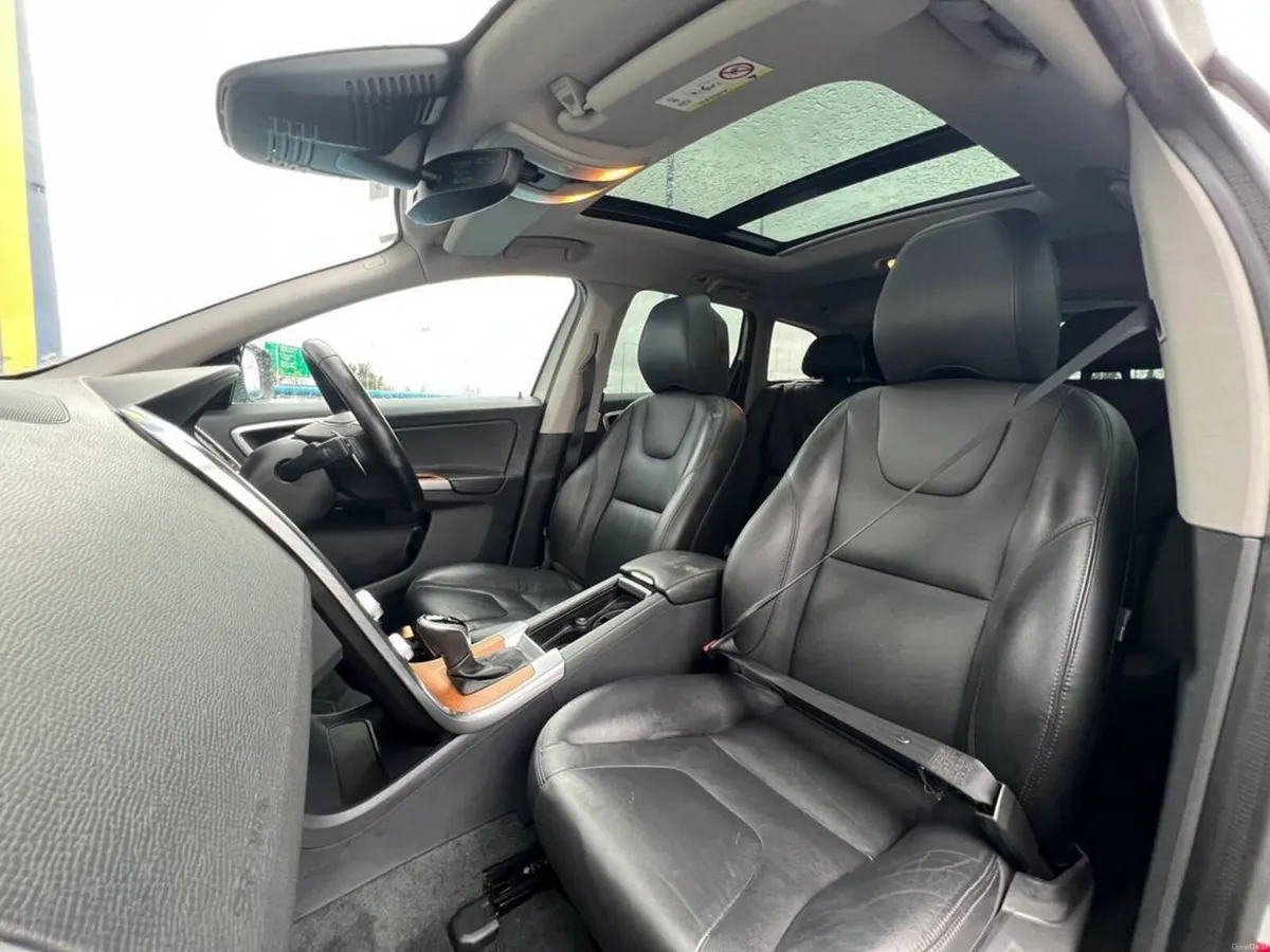 Volvo XC60 D4 CLASSIC 2.0 D // OPENING PAN ROOF // - Image 2