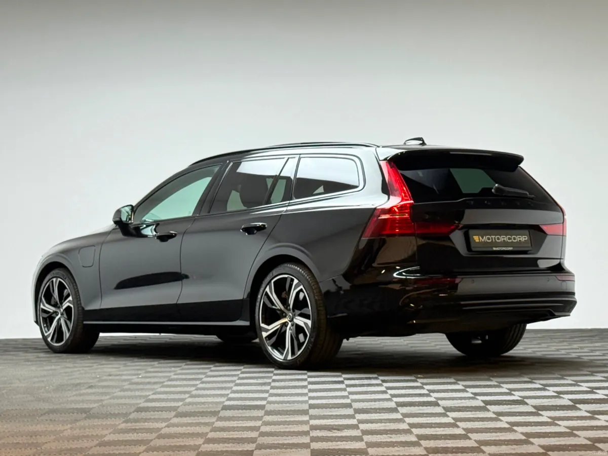 Volvo V60 ULTRA DARK T8 2.0 AWD 455HP *PAN ROOF* - Image 5