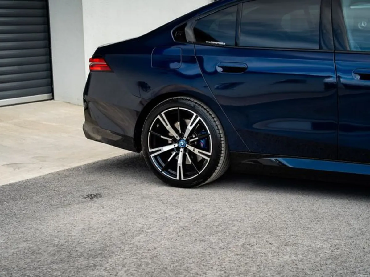 BMW 5-Series 530E M SPORT Pan roof + COMFORT Pack - Image 4