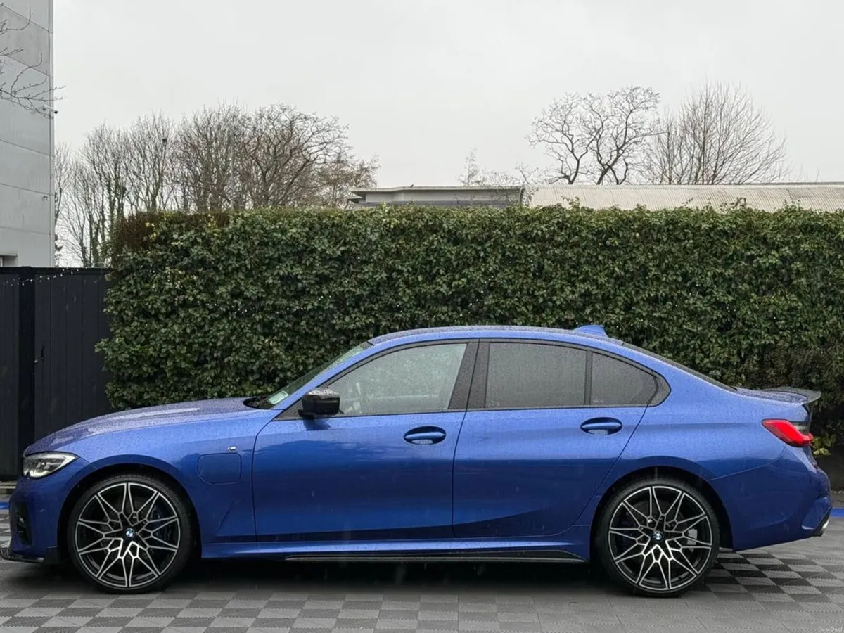 BMW 3-Series 330e M-SPORT COMPETITION 2.0 HYBRID * - Image 3