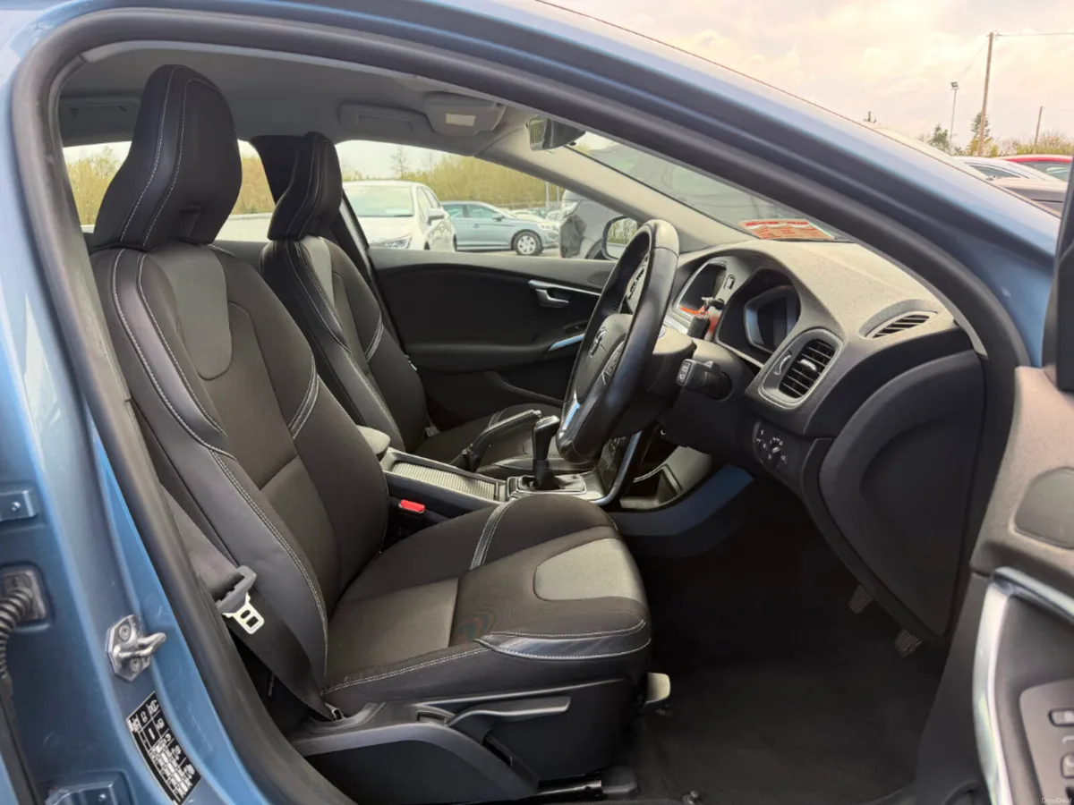 Volvo V40 2.0 D2 Momentum 120BHP * BLUETOOTH / PAR - Image 5