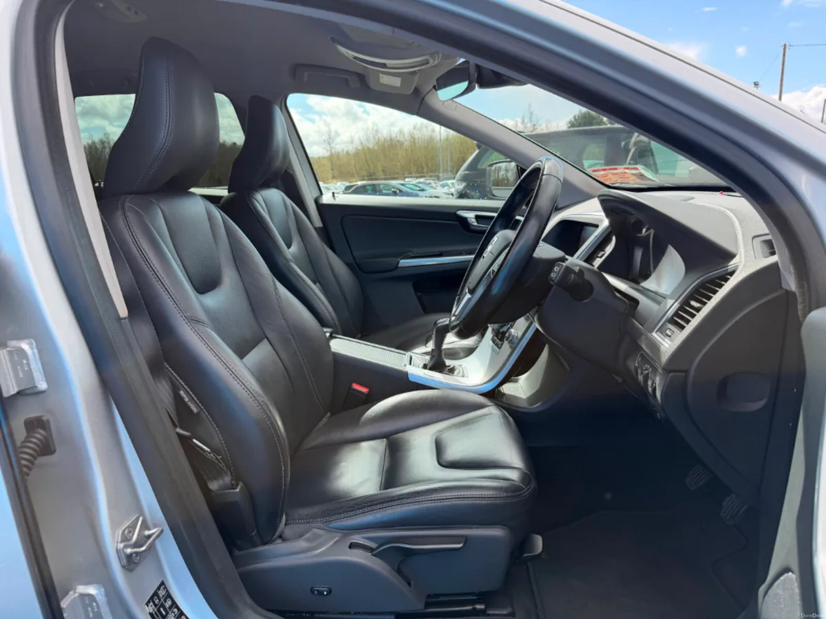 Volvo XC60 SE NAV * FULL LEATHER / HEATED SEATS / - Image 6