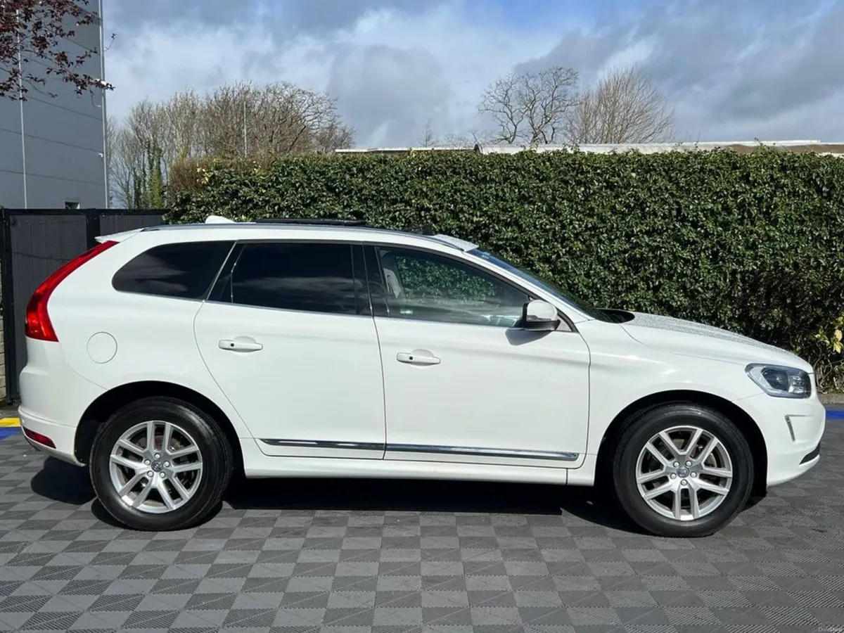 Volvo XC60 D4 CLASSIC 2.0 D // OPENING PAN ROOF // - Image 4