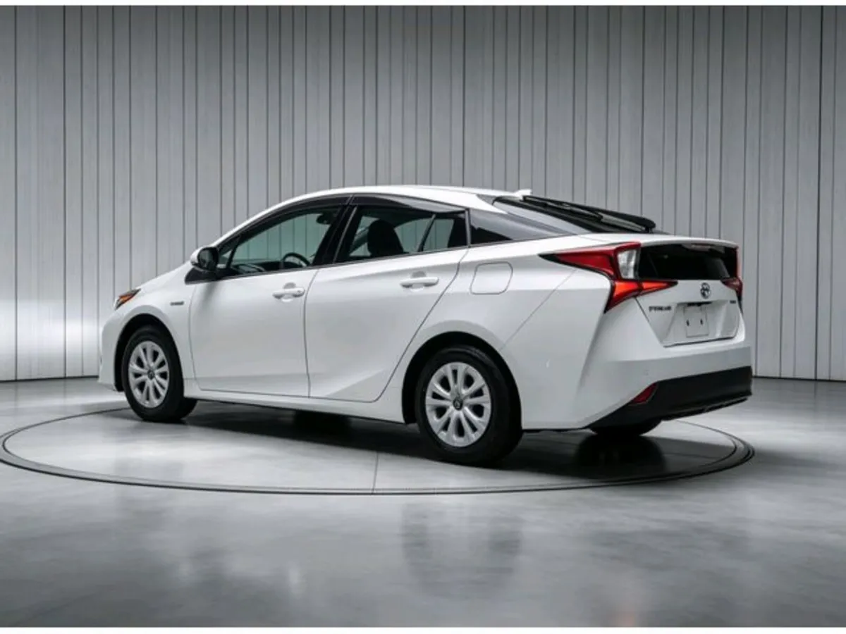 Toyota Prius HYBRID - Image 2