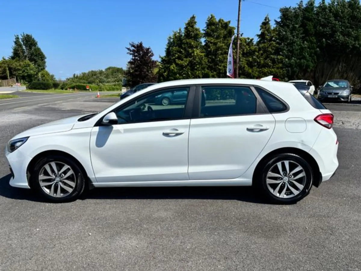 Hyundai i30 i 30 Deluxe 1.6crdi Diesel 5DR - Image 4