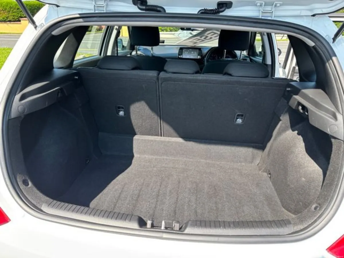 Hyundai i30 i 30 Deluxe 1.6crdi Diesel 5DR - Image 6