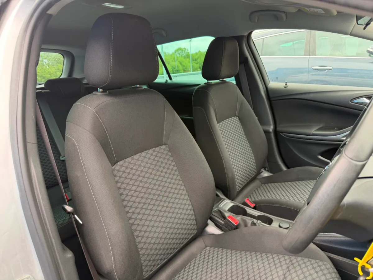 Vauxhall Astra ESTATE DESIGN 1.6 CDTI * APPLE CAR - Image 5
