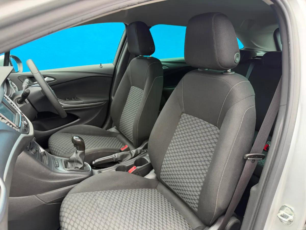 Vauxhall Astra ESTATE DESIGN 1.6 CDTI * APPLE CAR - Image 6
