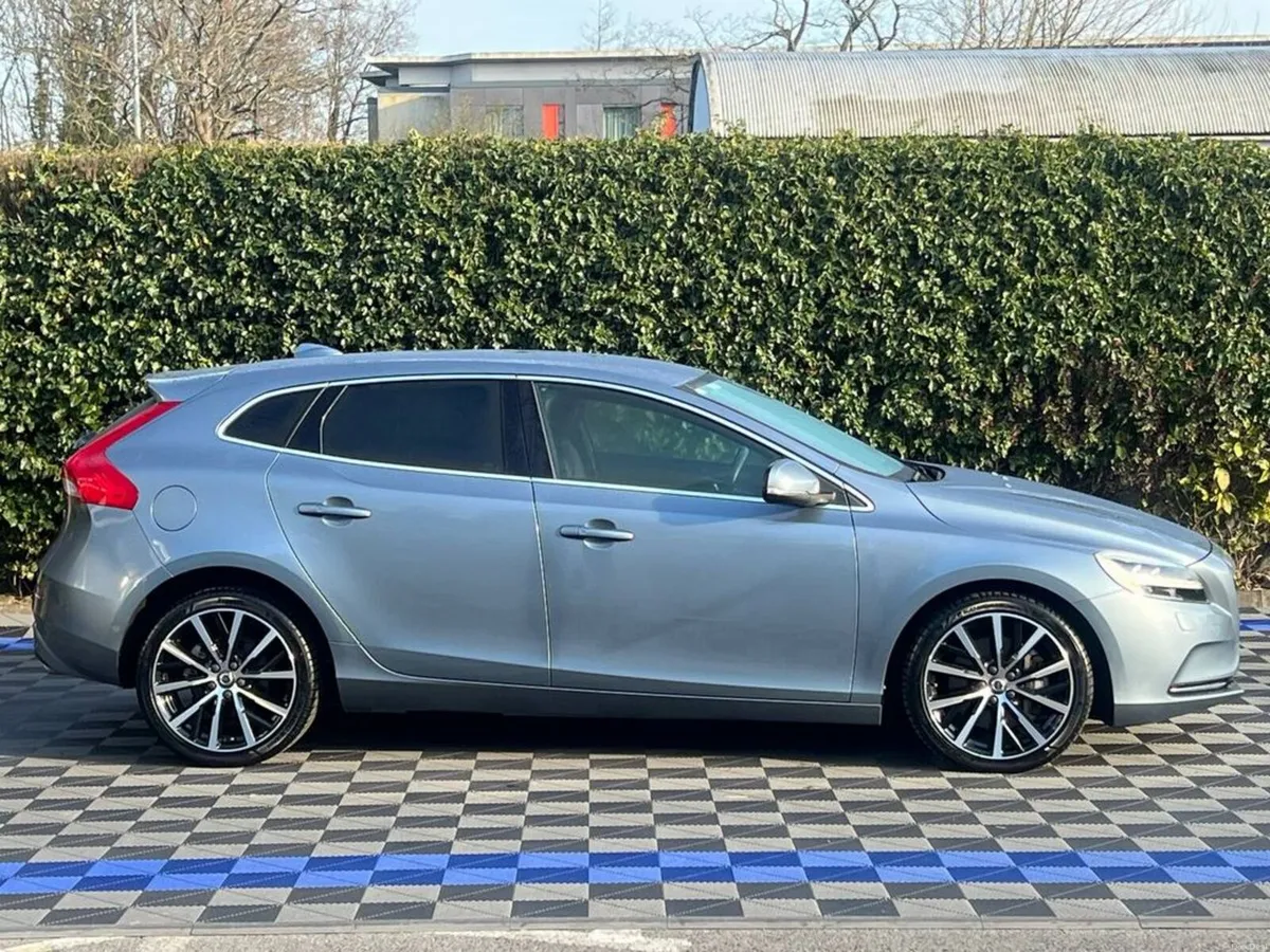 Volvo V40 D4 2.0 D // REVERSE CAMERA // LEATHER PO - Image 2