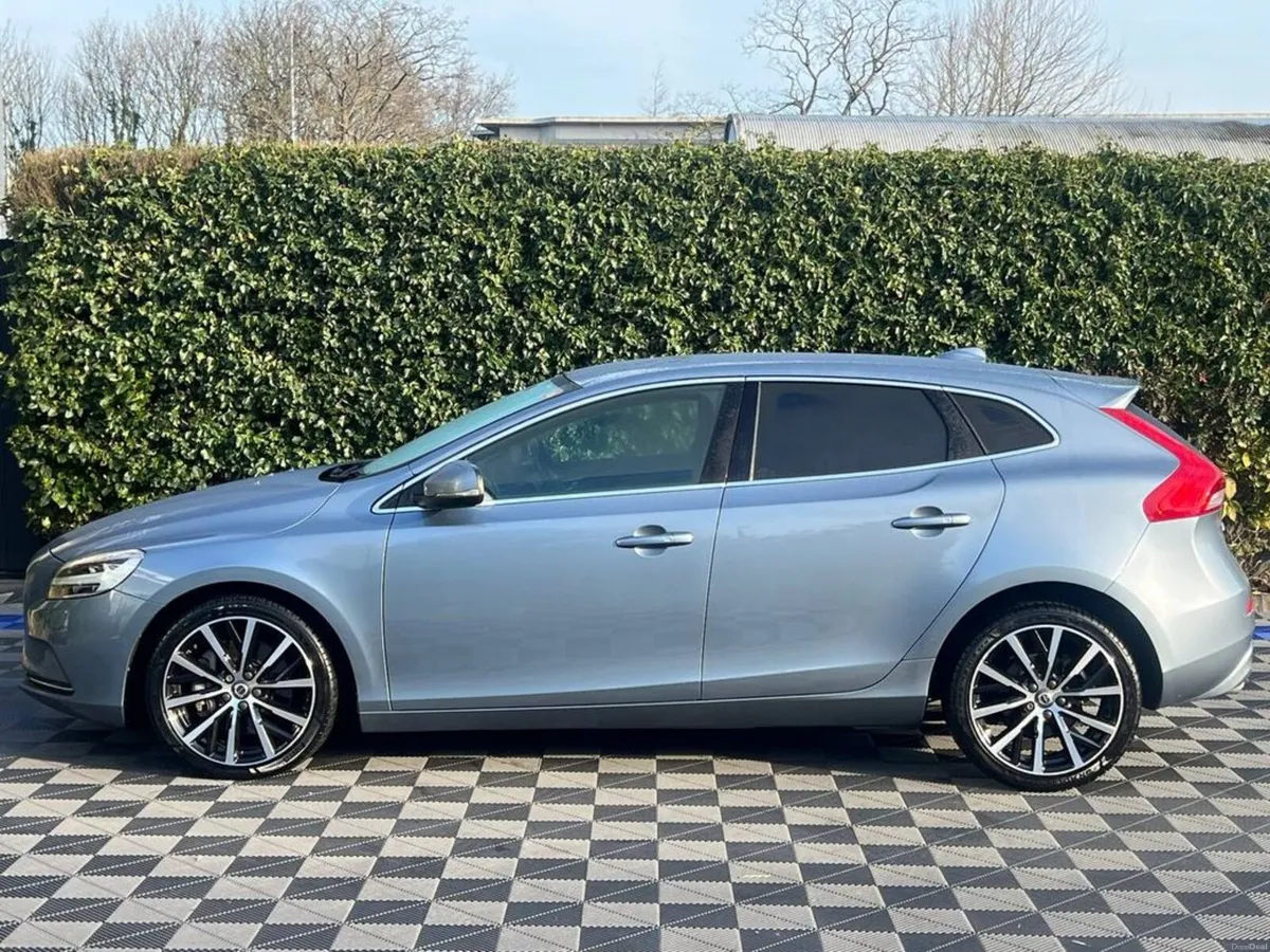 Volvo V40 D4 2.0 D // REVERSE CAMERA // LEATHER PO - Image 3