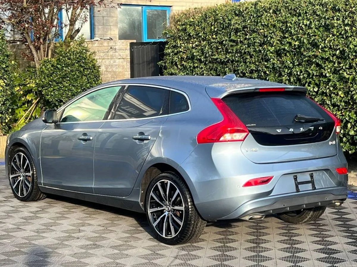 Volvo V40 D4 2.0 D // REVERSE CAMERA // LEATHER PO - Image 5