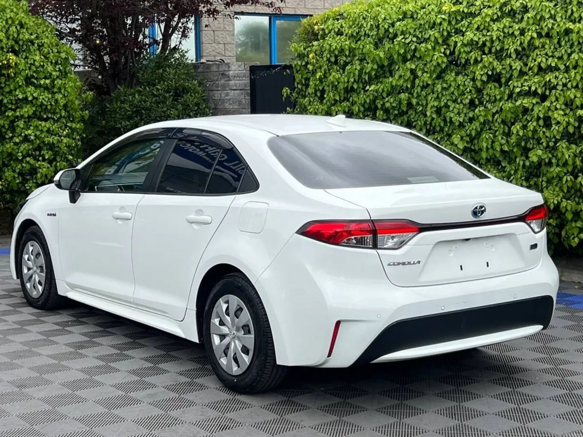 Toyota Corolla 1.8 HYBRID // ADAPTIVE CRUISE CONTR - Image 5