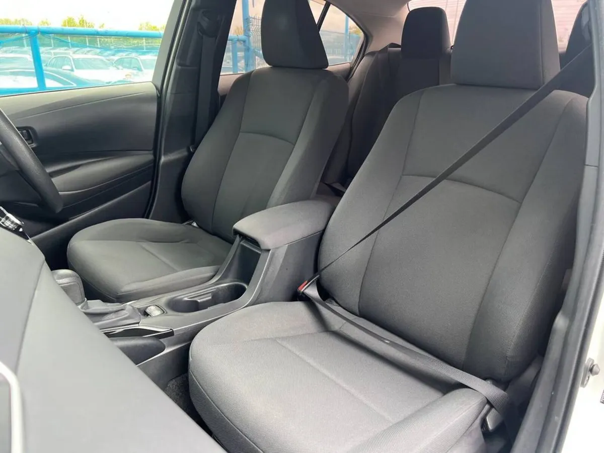Toyota Corolla 1.8 HYBRID // ADAPTIVE CRUISE CONTR - Image 6