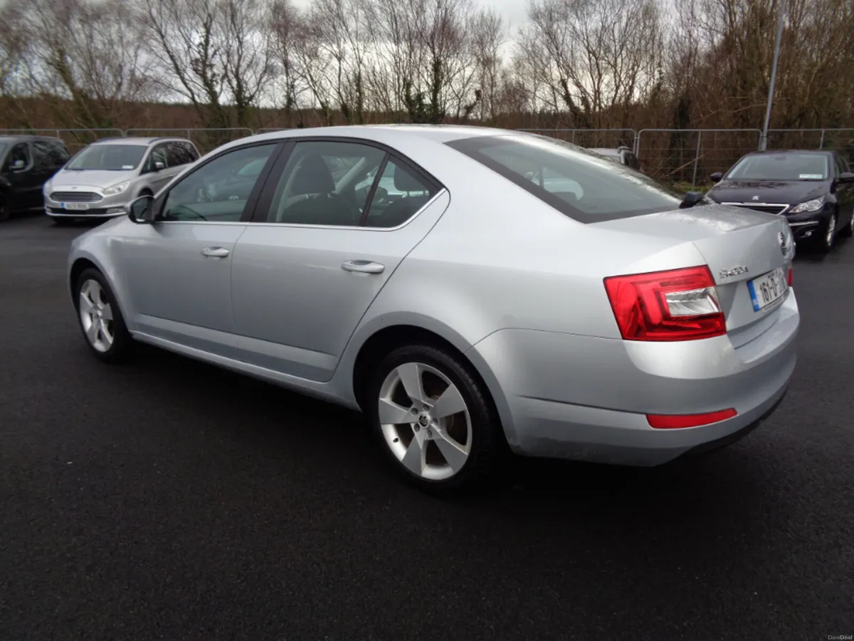 Skoda Octavia Style 1.6 TDI 110HP 4DR * REVERSING - Image 3