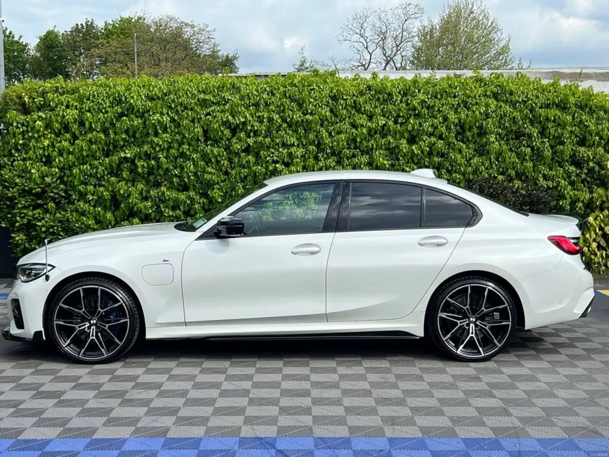 BMW 3-Series 330e M-SPORT COMPETITION 2.0 HYBRID / - Image 3