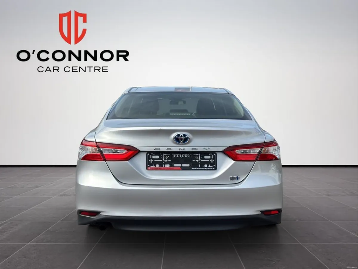 Toyota Camry Looks like luxury, sips fuel like a h - Image 5