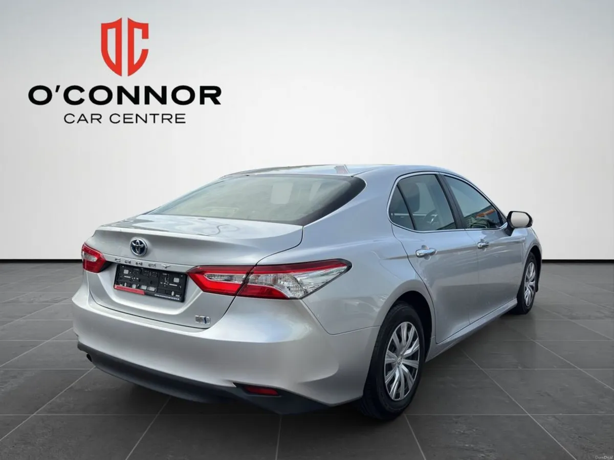 Toyota Camry Looks like luxury, sips fuel like a h - Image 6