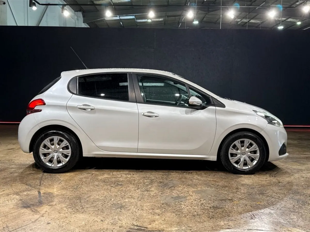 Peugeot 208 PURETECH 1.2 AUTOMATIC - REVERSE CAMER - Image 2