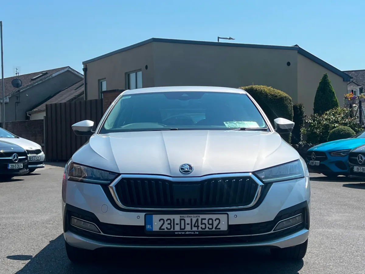 Skoda Octavia STYLE 2.0TDI 5DR *HIGH SPEC* - Image 2