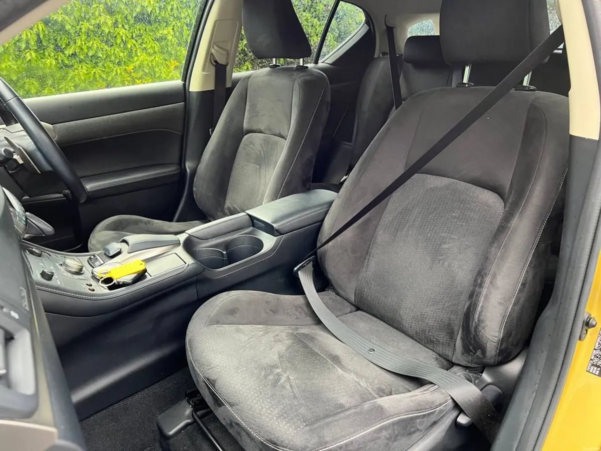Lexus CT 1.8 HYBRID // SUEDE HEATED SEATS // REVER - Image 6