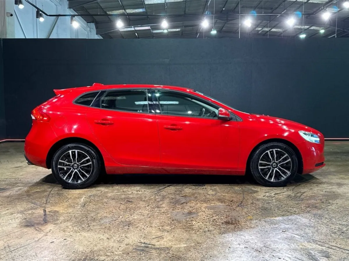 Volvo V40 1.5 AUTOMATIC - FACTORY ALLOYS - REAR CA - Image 2