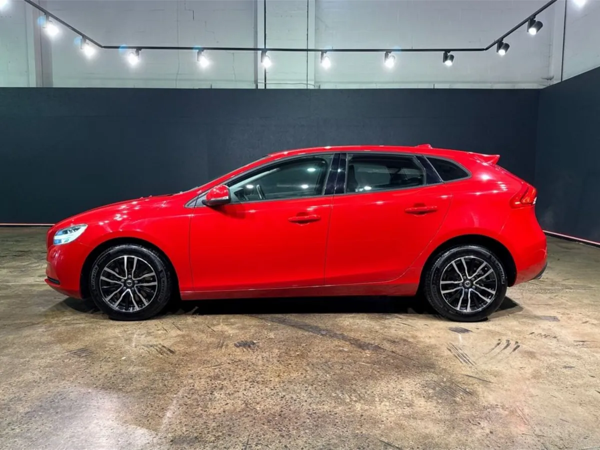 Volvo V40 1.5 AUTOMATIC - FACTORY ALLOYS - REAR CA - Image 6