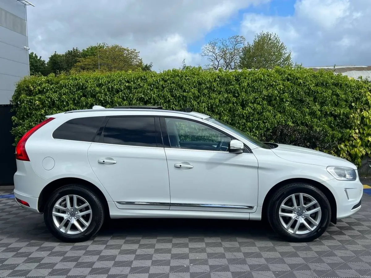 Volvo XC60 D4 CLASSIC 2.0 D AUTO // OPENING PAN RO - Image 3