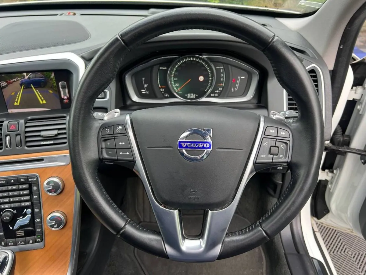 Volvo XC60 D4 CLASSIC 2.0 D AUTO // OPENING PAN RO - Image 5