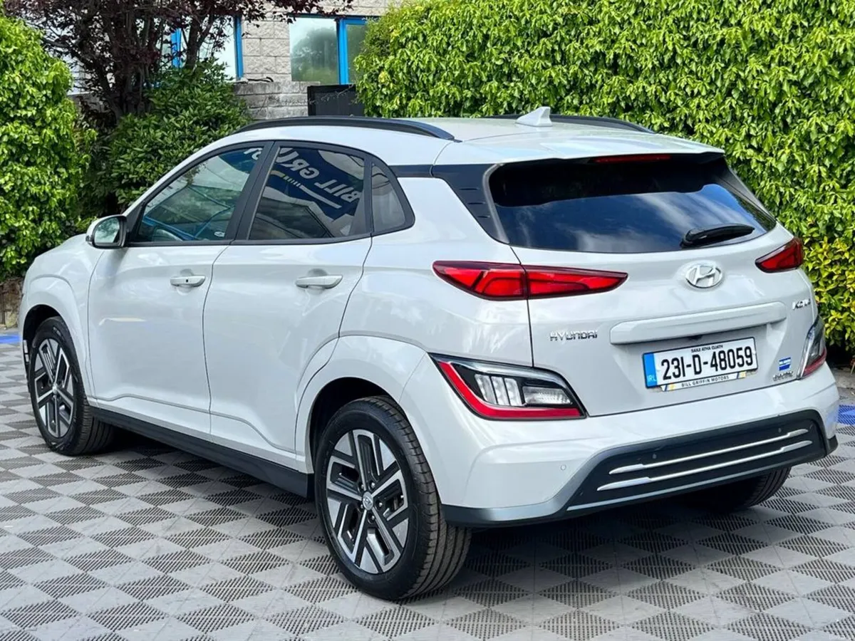 Hyundai KONA PREMIUM 64 KWH // HEATED SEATS // REV - Image 6