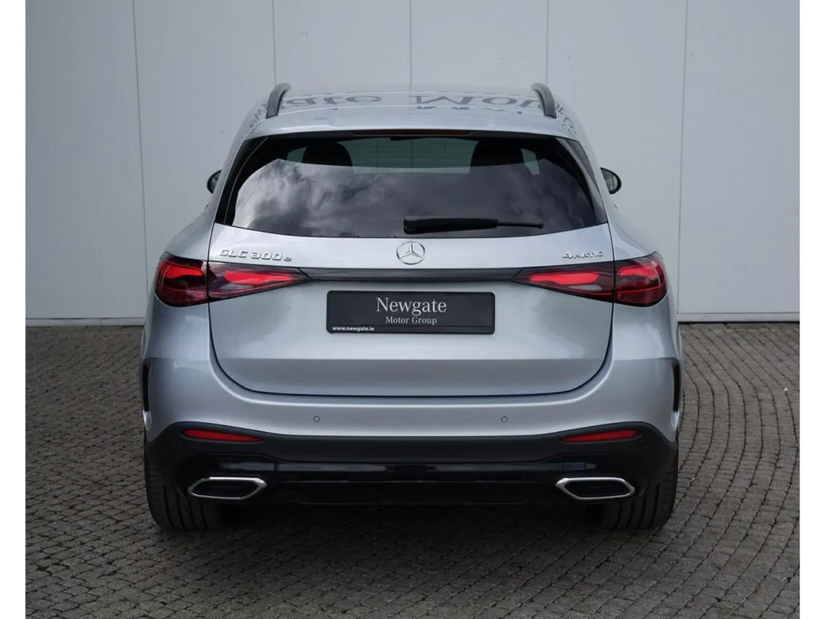 Mercedes-Benz GLC 300e 4MATIC URBAN EDITION - Image 6