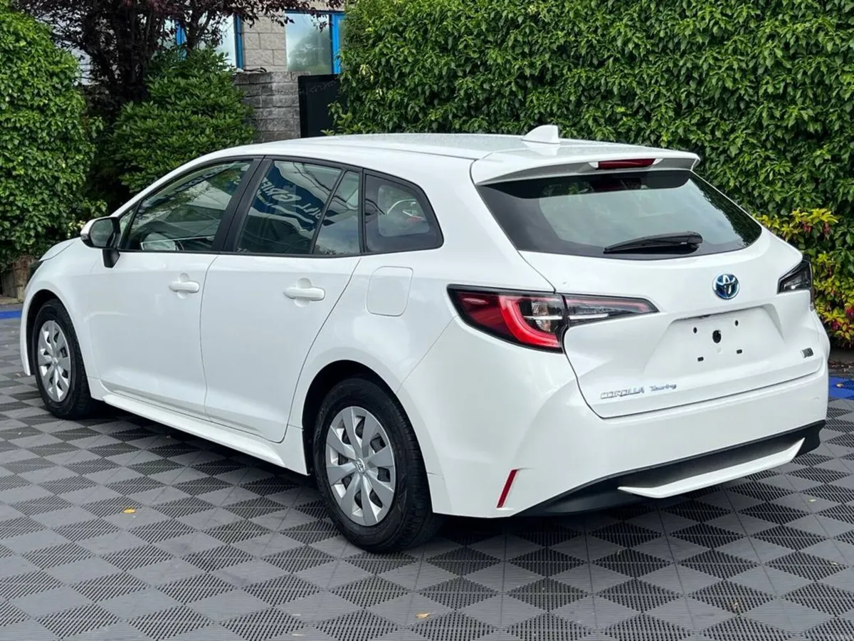 Toyota Corolla 1.8 HYBRID AUTO // REVERSE CAMERA / - Image 5