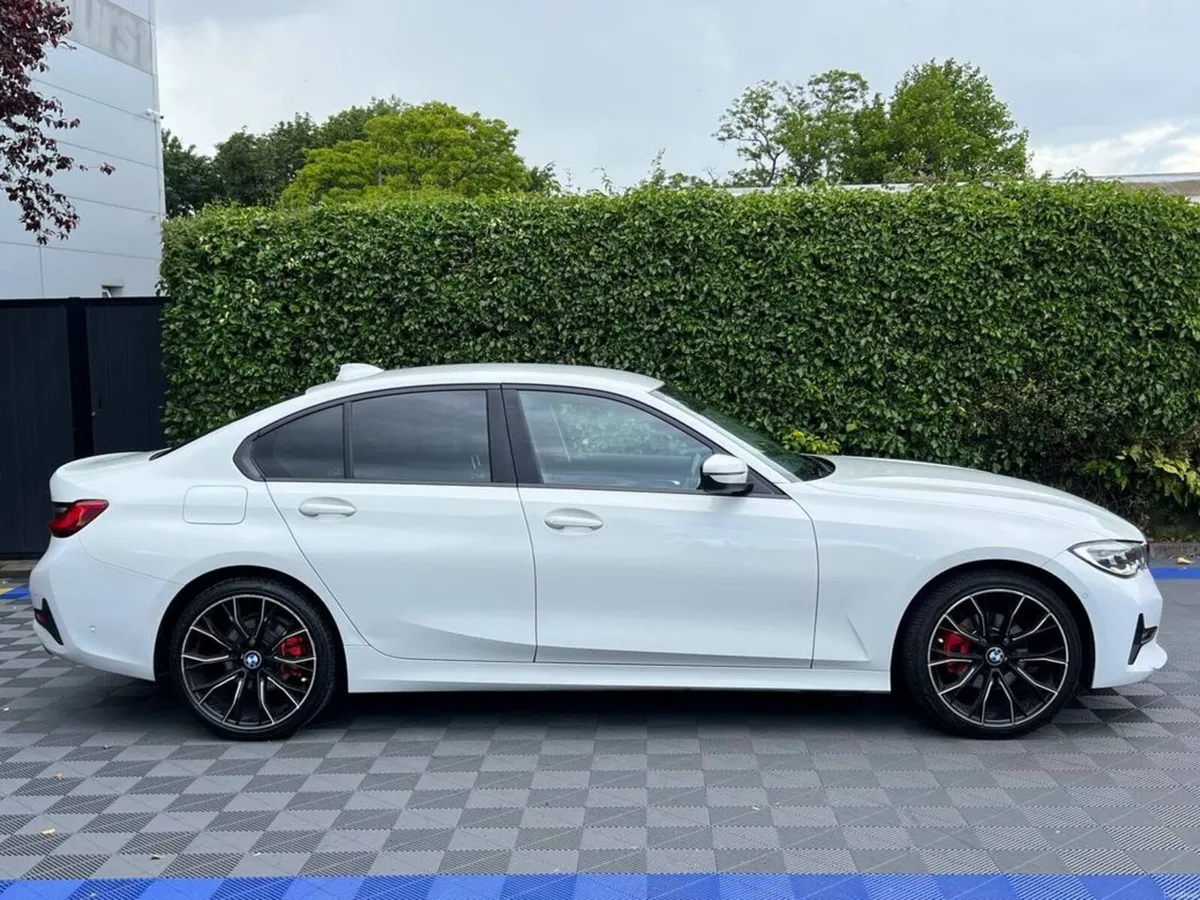BMW 3-Series 320D AUTO // APPLE CARPLAY/BLUETOOTH - Image 2