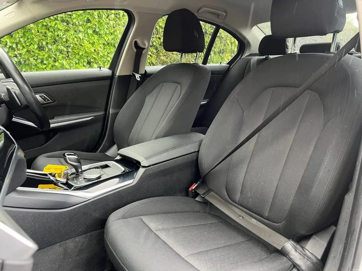 BMW 3-Series 320D AUTO // APPLE CARPLAY/BLUETOOTH - Image 6